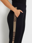 GUESS Pantalone Donna STUDS LOGO SWEATPANTS W4YB40 KBYE2 JBLK Nero - Stilato